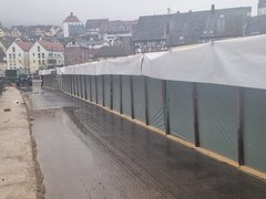 Auf diesem Bild sehen Sie nach dem positivem Asbestfund in der Abdichtung erfolgte die Einhausung des Überbaus und der fachgerechte Ausbau der schadstoffhaltigen Baustoffe