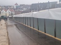 Auf diesem Bild sehen Sie nach dem positivem Asbestfund in der Abdichtung erfolgte die Einhausung des Überbaus und der fachgerechte Ausbau der schadstoffhaltigen Baustoffe