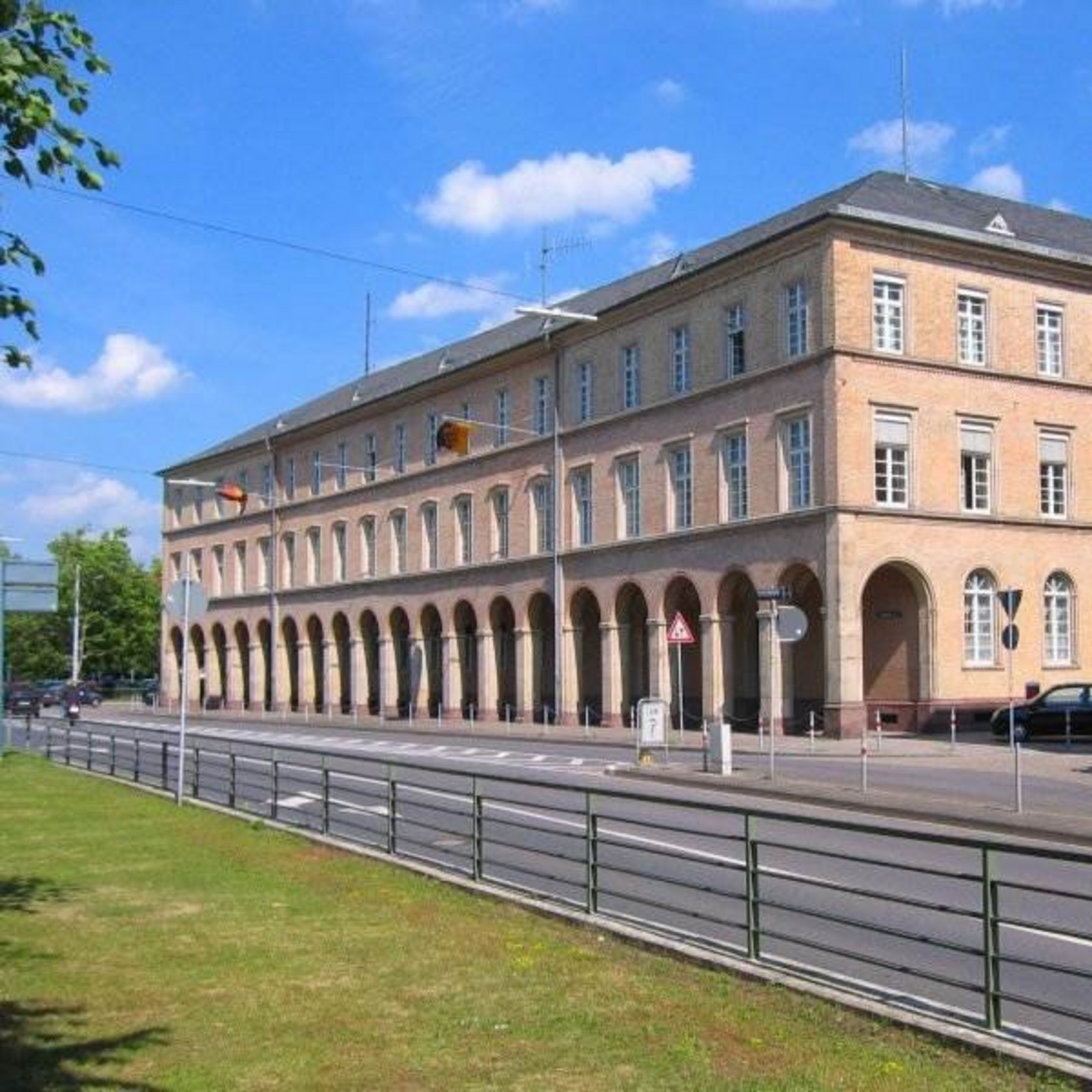 Ansicht des Dienstgebäudes Schlossplatz 1-3 von Richtung Schloss