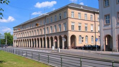 Dienstgebäude Schlossplatz 1-3 Ansicht des Dienstgebäudes Schlossplatz 1-3 von Richtung Schloss