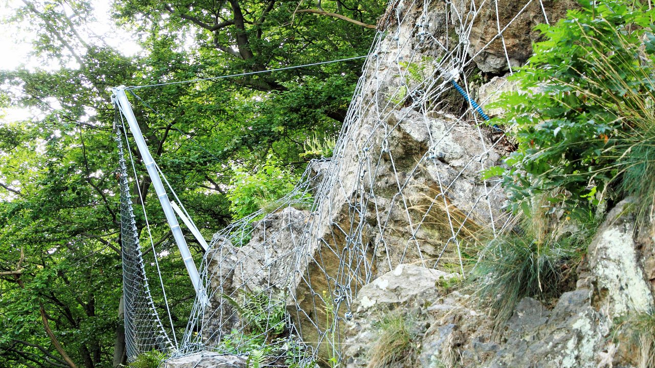 Felssicherung am Hang mit Drahtnetz