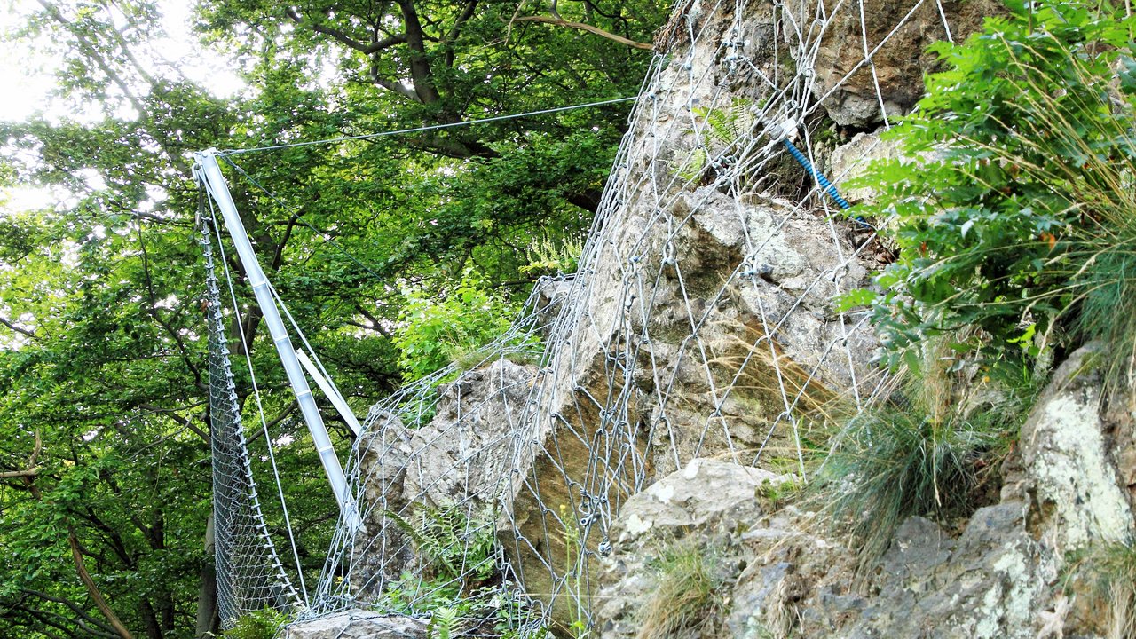 Felssicherung am Hang mit Drahtnetz