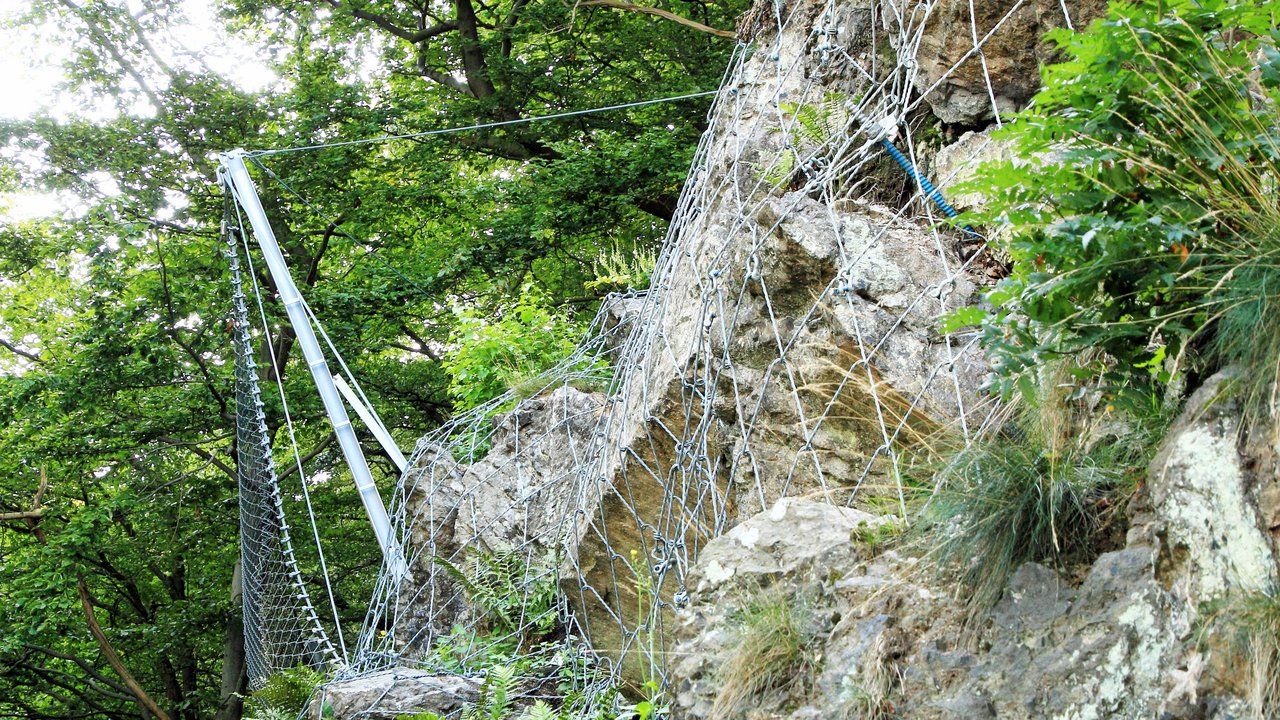 Felssicherung am Hang mit Drahtnetz