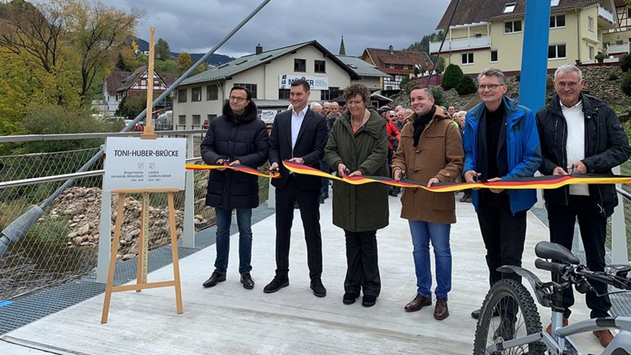 Verkehrsfreigabe der Radwegbrücke Weisenbach v.l.n.r. Christian Grötz, Geschäftsführer der Firma Grötz, Bürgermeister Daniel Retsch, Weisenbach, Regierungspräsidentin Sylvia M. Felder, Bürgermeister Julian Christ, Gernsbach, Thomas Hentschel MdL und Mario Mohr, Dezernent Dezernat 3 im Landratsamt Rastatt, bei der Verkehrsfreigabe der Radwegbrücke Weisenbach.