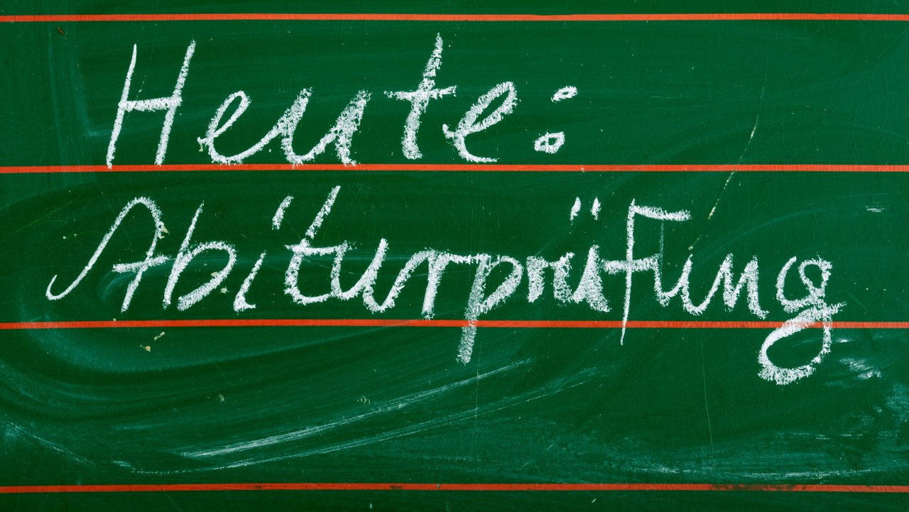 Tafel mit Kreideaufschrift "Heute: Abiturprüfung"
