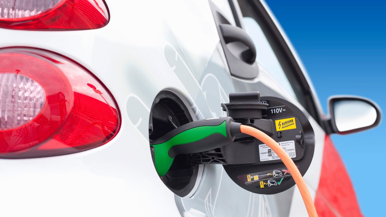 Bild zeigt ein Elektroauto an einer Ladestation