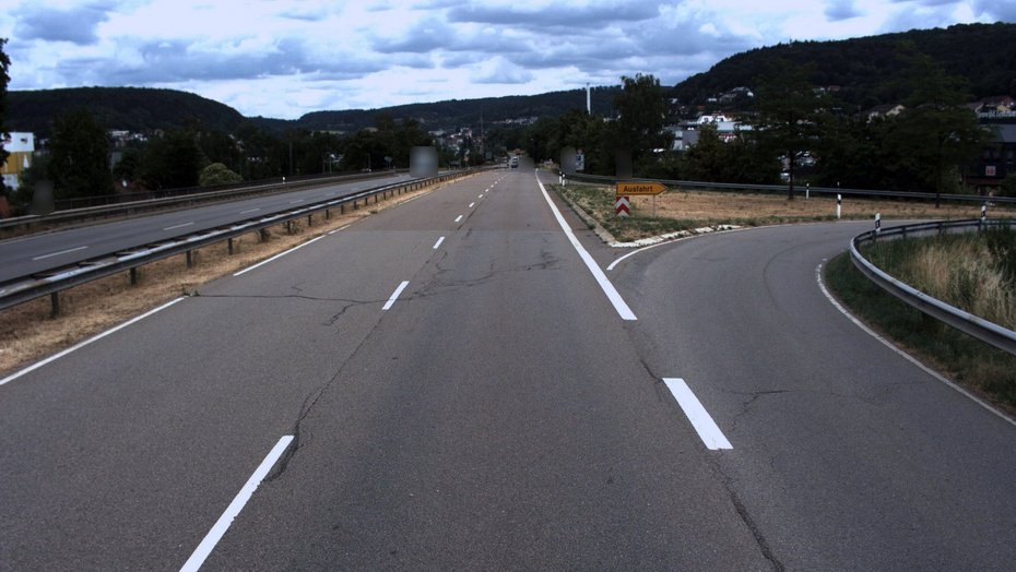 B 27, bei Mosbach B27, bei Mosbach im 4-streifigen Bereich mit Rissen in der Fahrbahn