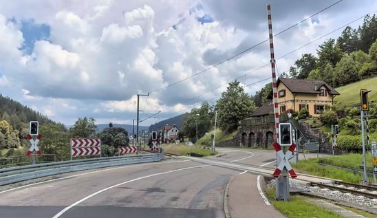 Sanierungsbeginn am Bahnübergang Friedrichstal auf der B 462 zwischen Friedrichstal und Baiersbronn