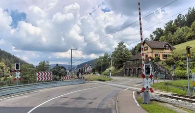 Sanierungsbeginn am Bahnübergang Friedrichstal auf der B 462 zwischen Friedrichstal und Baiersbronn