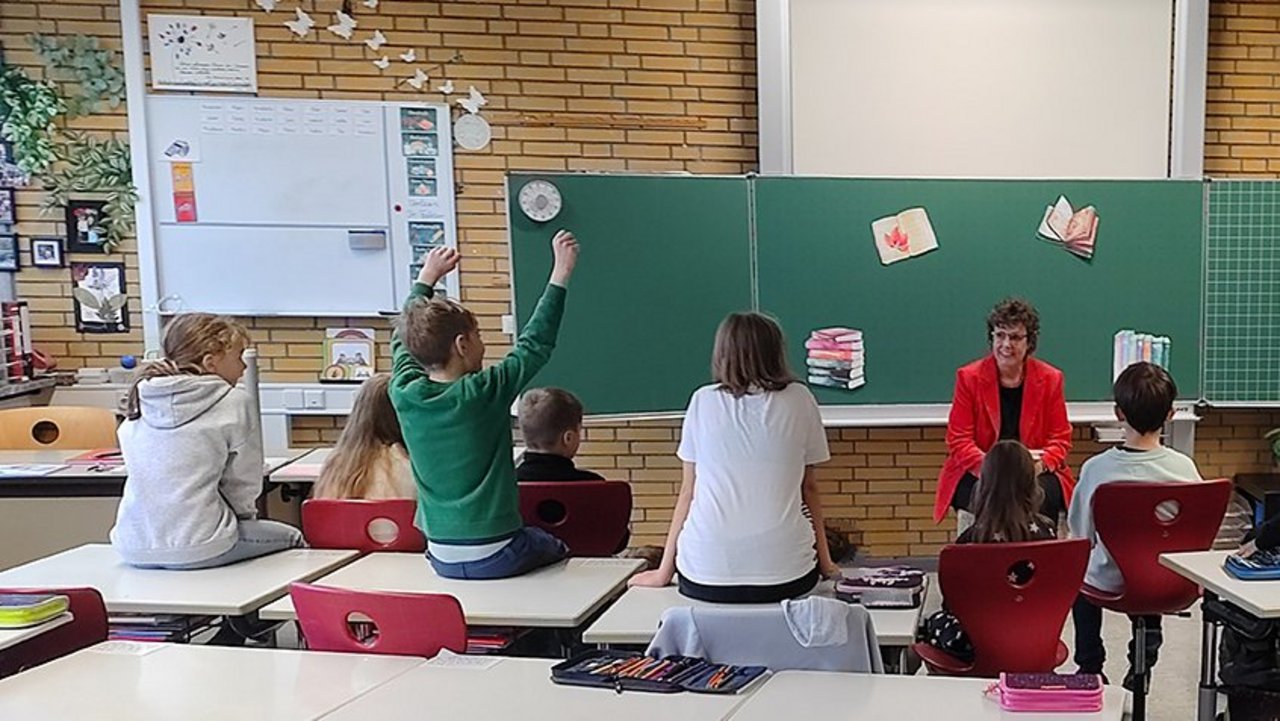 Regierungspräsidentin Sylvia M. Felder liest Grundschülerinnen und Grundschülern der Otto-Riehm-Schule in Ispringen im Rahmen des Bundesweiten Vorlesetags vor.