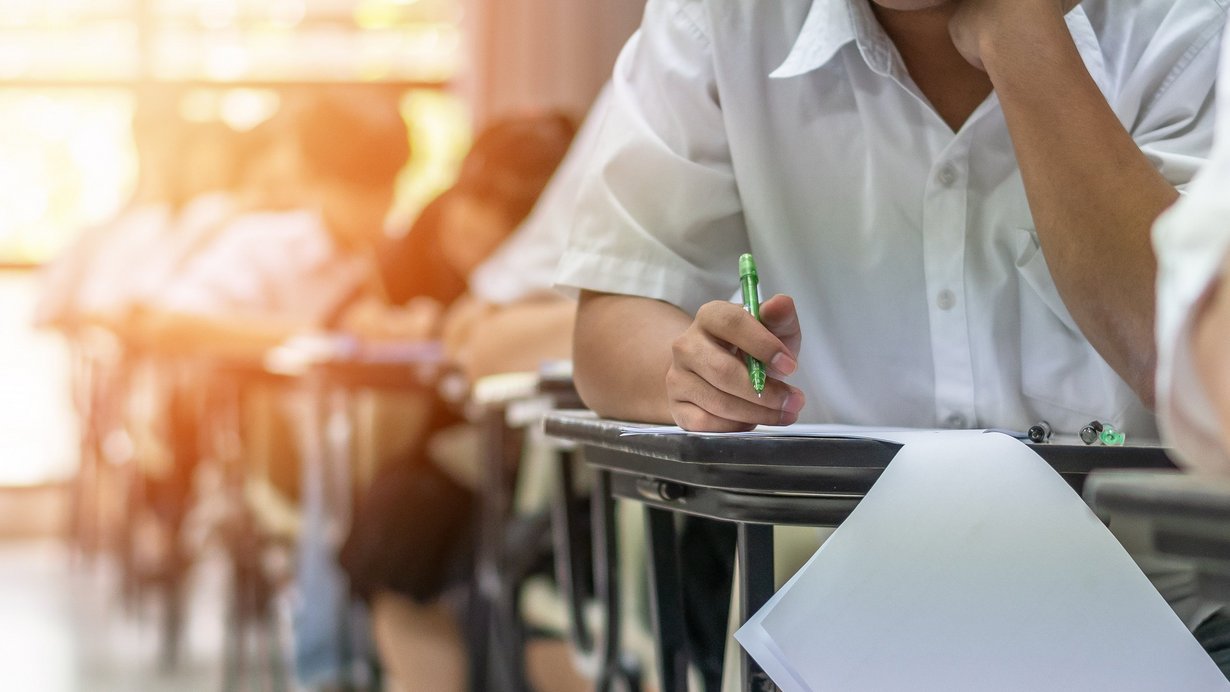 Schülerinnen und Schüler bei der Prüfung im Klassenzimmer