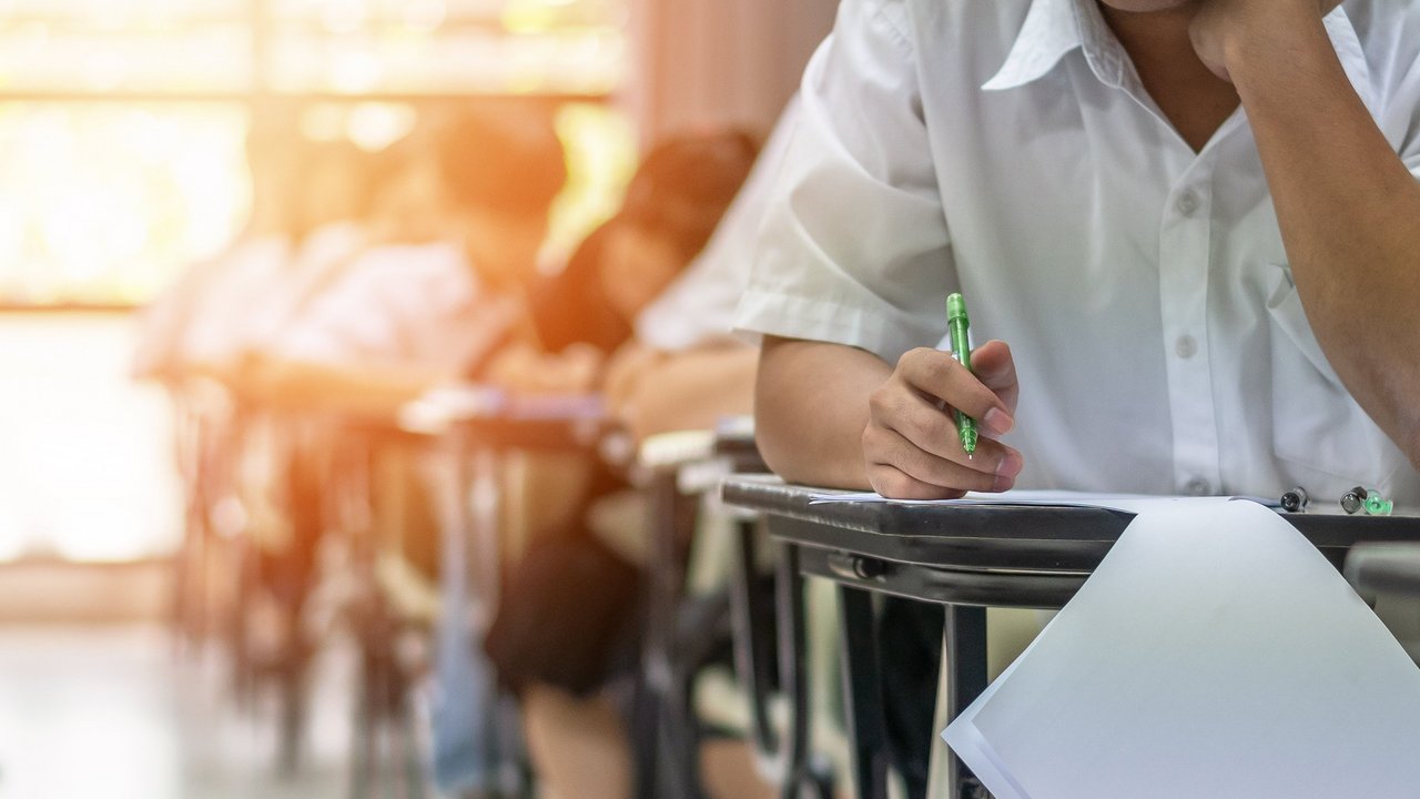 Schülerinnen und Schüler bei der Prüfung im Klassenzimmer