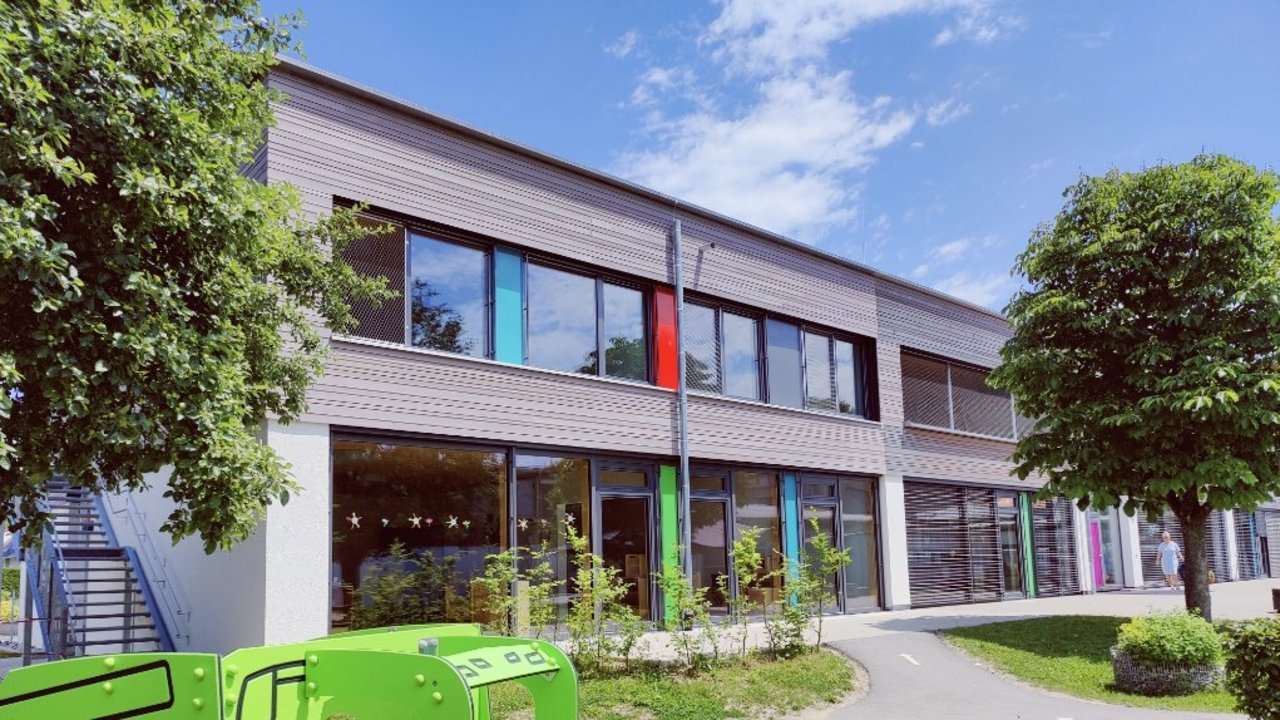 Blick auf den neuen Anbau des Kinderhauses Kleine Strolche in Wolpertswende