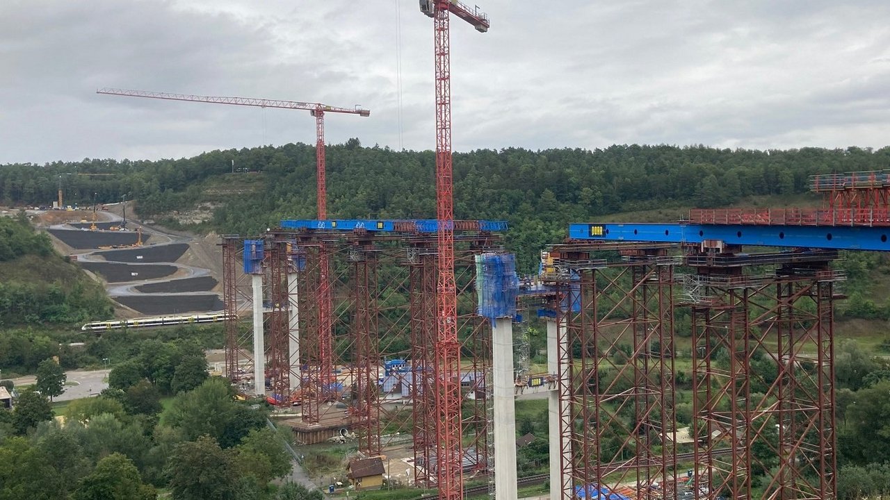 Blick auf die neue Serpentinenstraße vom Parkplatz Rauschbart bis zur Bahnlinie