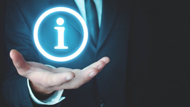 Eine Hand hält das Zeichen "i"