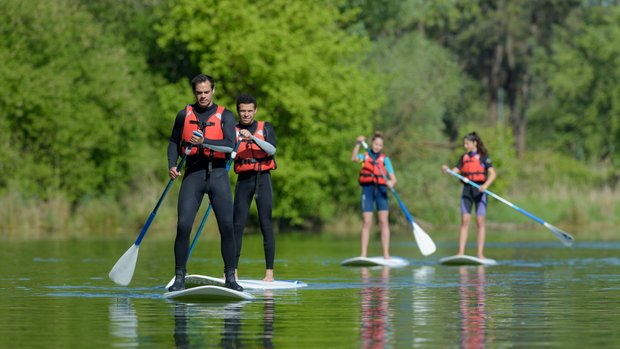 Gruppe von Stand-Up Paddlern