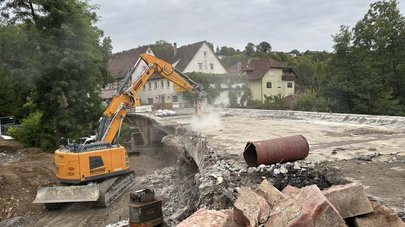 B 292 Seckachbrücke Adelsheim - Abrissbagger in Aktion