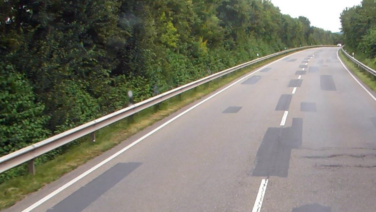 Bestehende Fahrbahn der L 536, die erhebliche Fahrbahnschäden zeigt