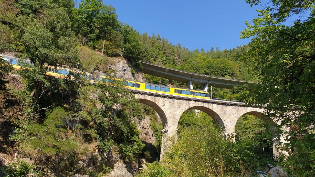 Straßenbrücke (B 462) und Eisenbahnviadukt über die Tennetschlucht in Forbach / Schwarzwald