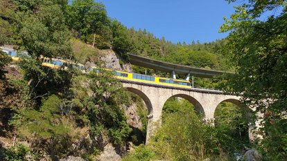 Straßenbrücke (B 462) und Eisenbahnviadukt über die Tennetschlucht in Forbach / Schwarzwald Straßenbrücke (B 462) und Eisenbahnviadukt über die Tennetschlucht in Forbach / Schwarzwald