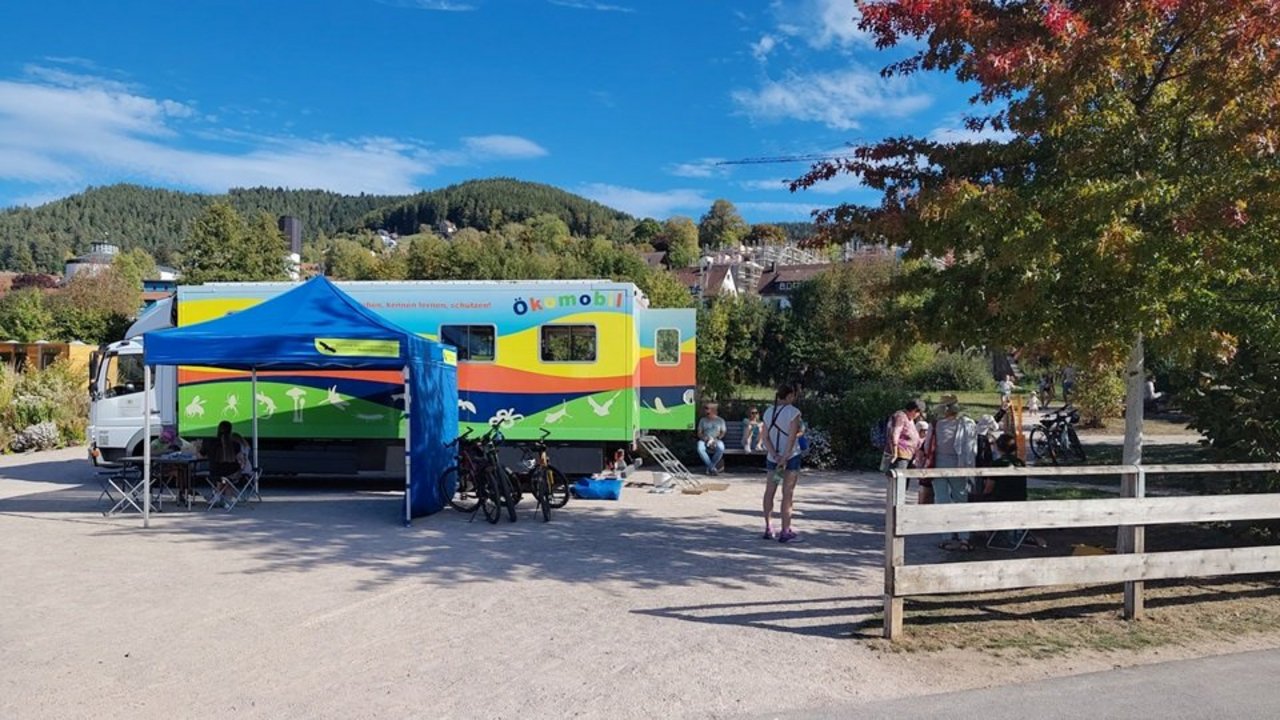 Ökomobil des Naturschutzreferates am Regierungspräsidium auf der Schelkleswiese in Baiersbronn