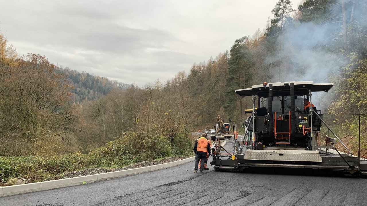 Fertigstellung Fahrbahn mit Asphaltfertiger