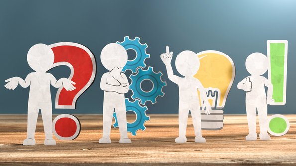 Symbolbild Anleitung, 4 Männchen stehen nebeneinander, eines mit einem Fragezeichen, eines mit dem Symbiol der Zahnräder, eines mit einer Glühbirne und eines mit einem Ausrufezeichen