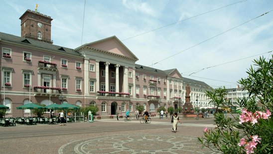 Vorderansicht Rathaus Karlsruhe