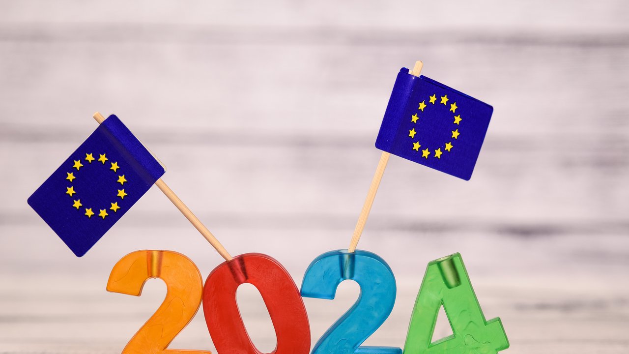 Eine Zahl 2024 mit zwei Fähnchen mit dem Europa-Sternenkreis