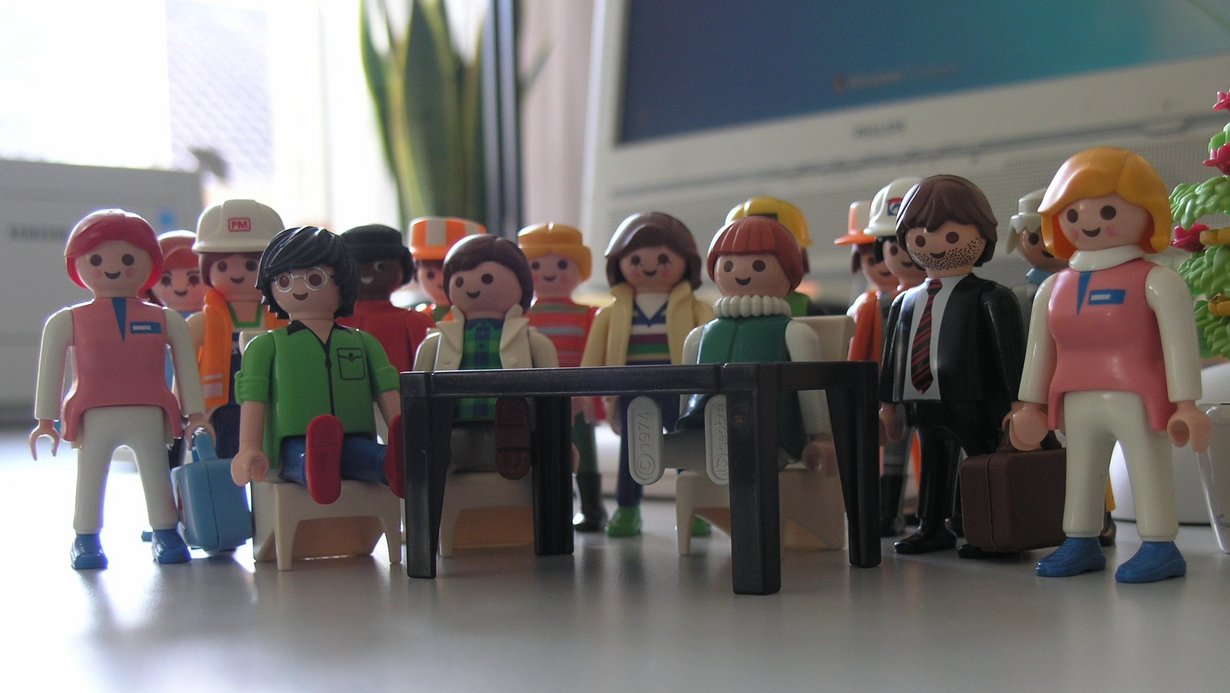 Unterschiedliche Playmobilfiguren zur Darstellung diverser Berufsgruppen