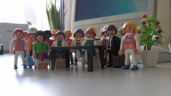 Unterschiedliche Playmobilfiguren zur Darstellung diverser Berufsgruppen