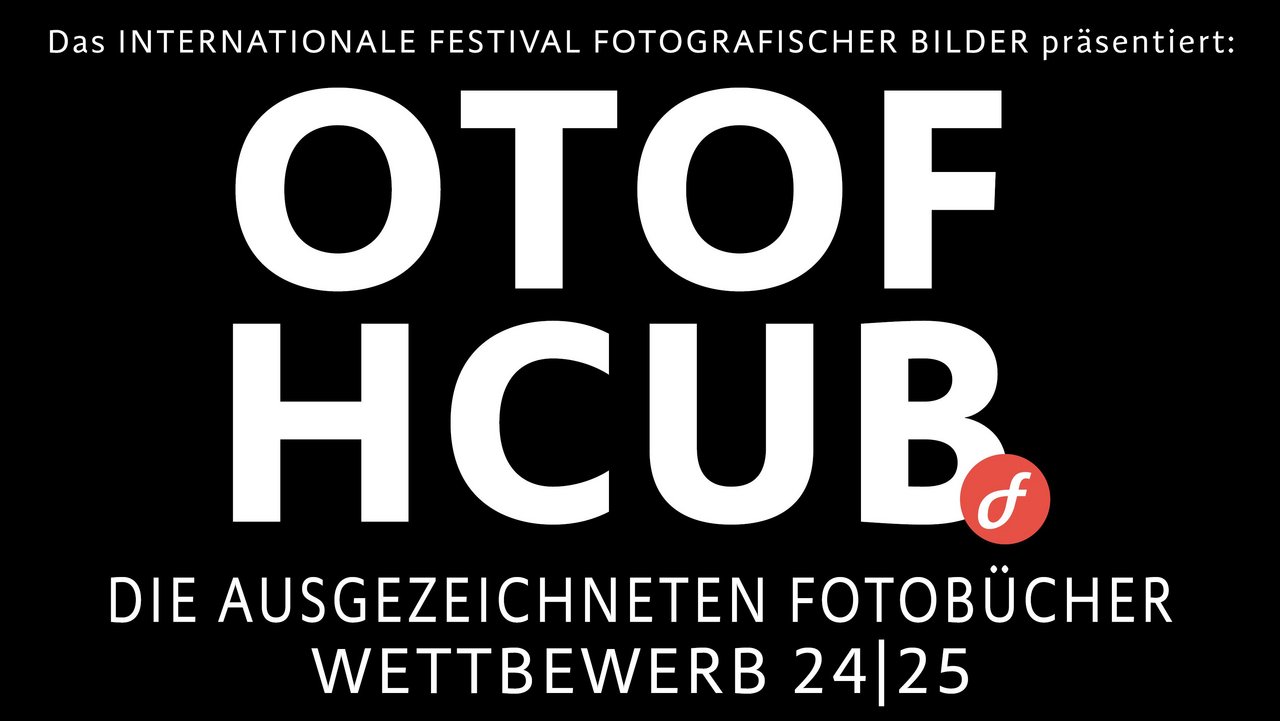 Fotobuchpreis 2025 Teaser Auf diesem Bild sehen Sie das Logo von dem Fotobuchpreis 2025.