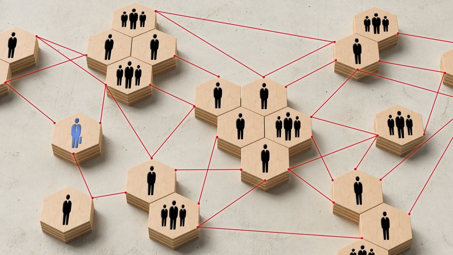 Organigramm sechseckige gruppierte Holzklötze mit einem, zwei oder drei Menschen drauf, die durch eine rote gestrichelte Linie miteinander verbunden sind