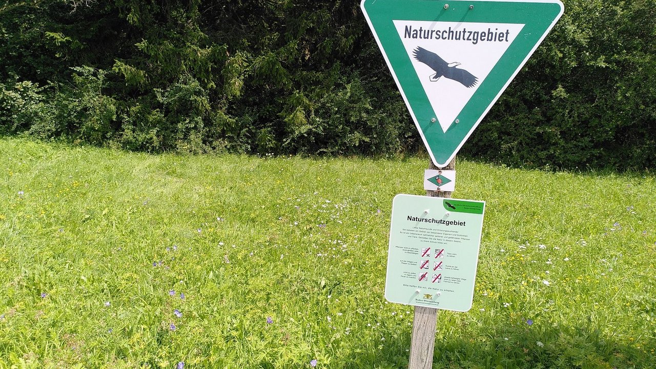 Auf diesem Bild sehen Sie die Beschilderung mit dem Dreiecksschild als Erkennungszeichen der Naturschutzgebiete wird durch neue Infotafeln ergänzt.