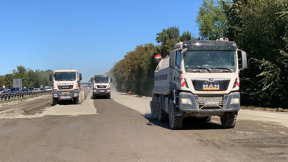 Fahrzeugeinsatz Fahrzeugeinsatz - drei Lkw auf einer Baustelle