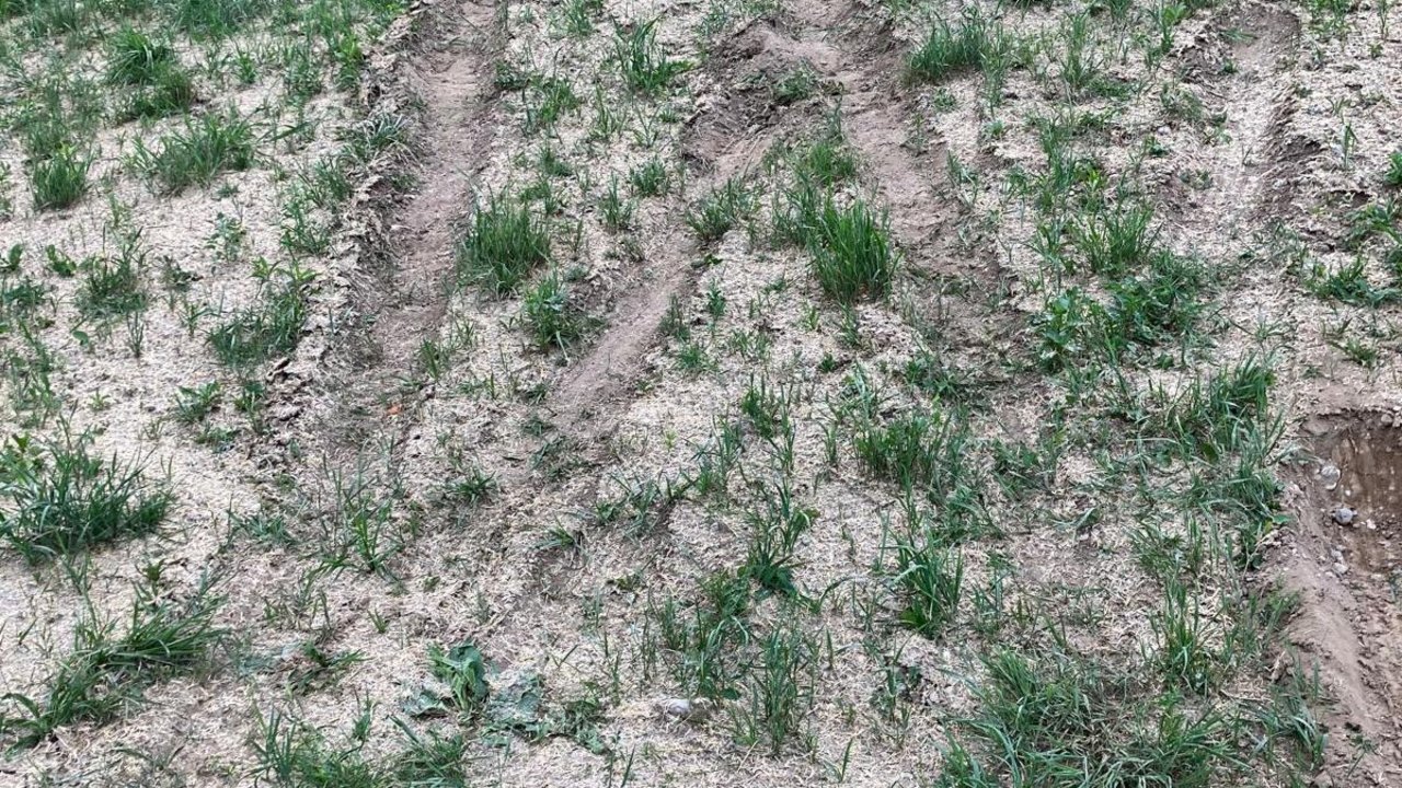 Beschädigter Damm Auf diesem Bild sehen Sie einen beschädigten Damm