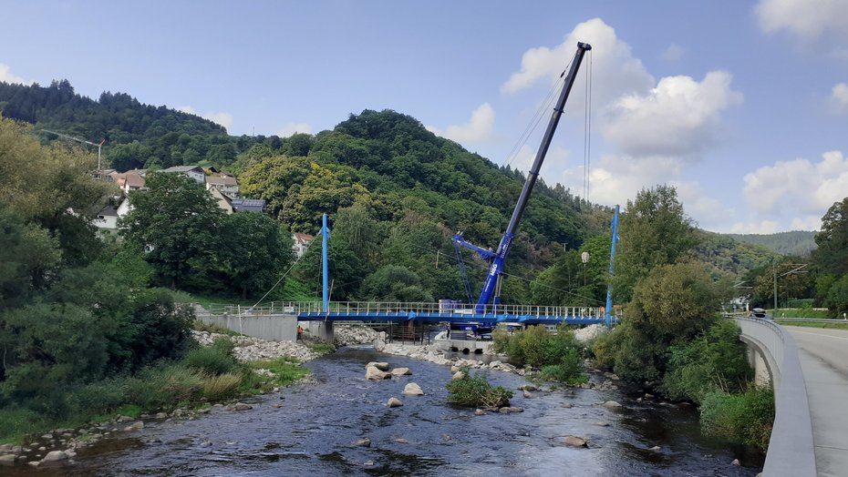 Radwegbrücke über die Murg nach Einhub des Überbaus mit Mobilkran