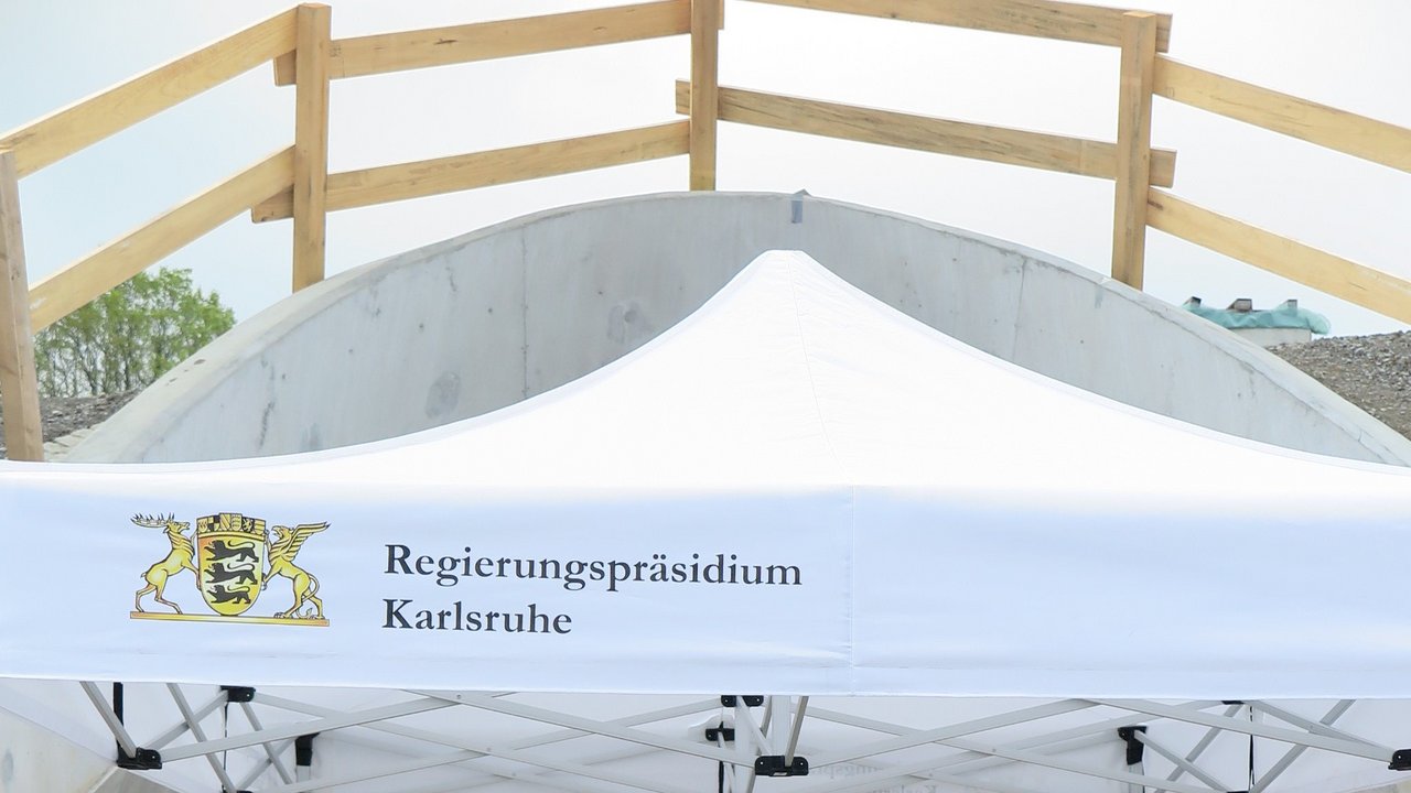 Regierungspräsidentin Sylvia M. Felder und Jürgen Genthner, Referatsleiter Baureferat Mitte, freuen sich über den Baufortschritt. Im Hintergrund der Eingang des Rettungstunnels.