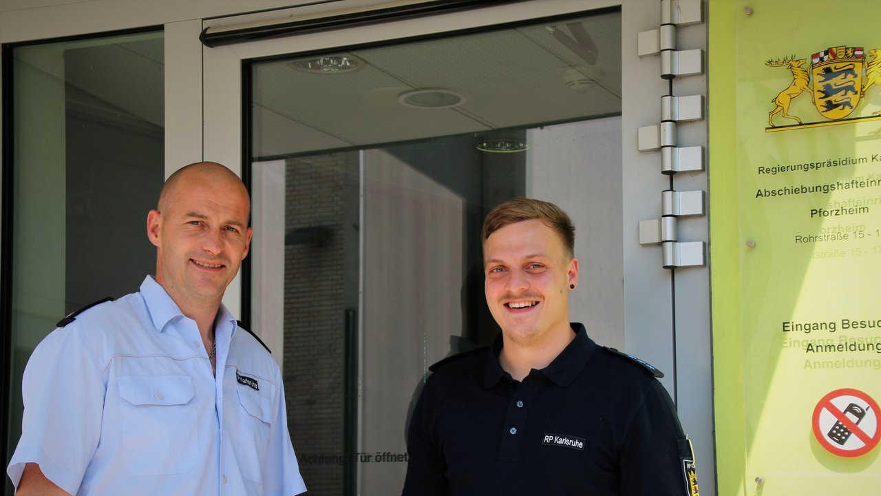 Zwei Beamte aus dem Abschiebungshaftvollzugsdienst 