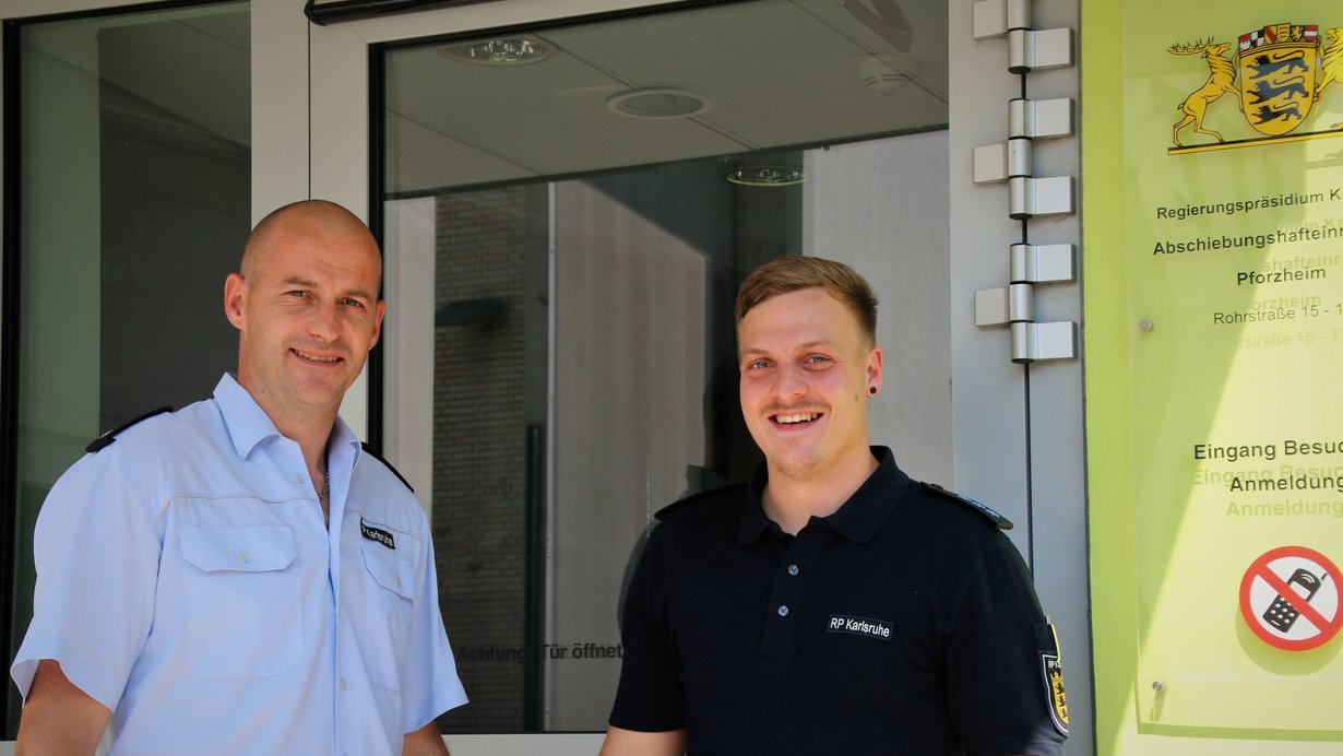 Zwei Beamte aus dem Abschiebungshaftvollzugsdienst 