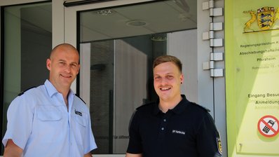 Zwei Beamte aus dem Abschiebungshaftvollzugsdienst 