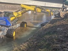 Auf diesem Bild sehen Sie den Aufbau der Fundamente des Traggerüst in der Nagold mittels Schreitbagger