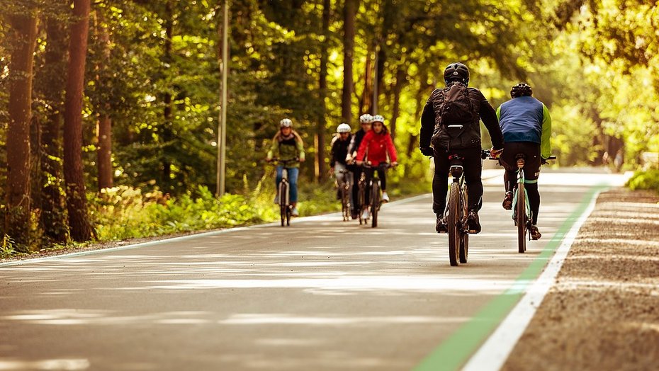 Symbolbild Radschnellweg Radfahrer fahren auf einem asphaltierten Radschnellweg