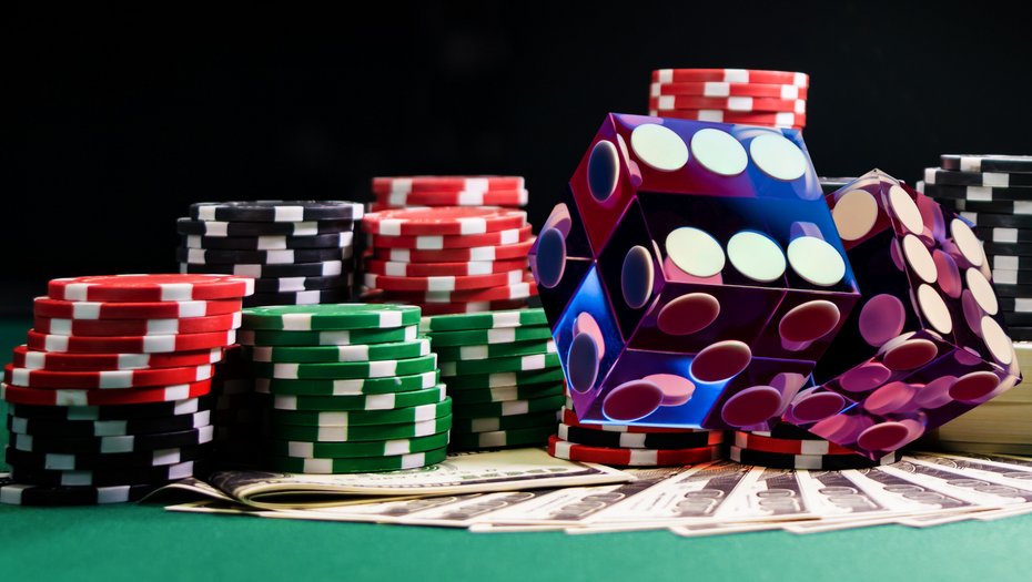 Glücksspiel Bunte Würfel, Spielchips, Karten auf grüner Oberfläche