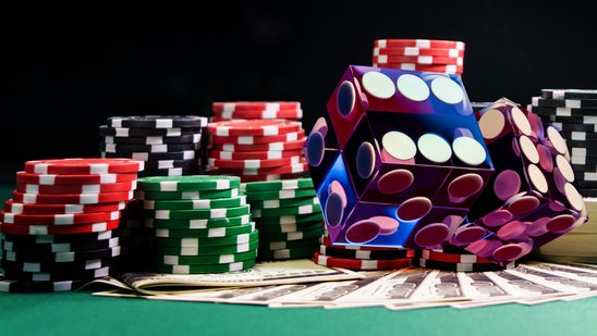 Glücksspiel Bunte Würfel, Spielchips, Karten auf grüner Oberfläche
