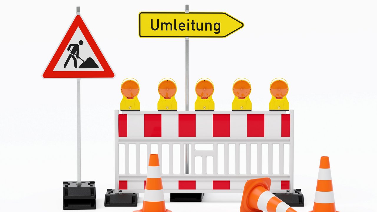 Einzelne Absturzsicherung mit 5 Bakenleuchten gelb-orange, Fußplatten, Schild Baustelle, Schild Umleitung rechtsweisend auf Pfosten steht daneben und Verkehrshütchen Pylone - freigestellt 