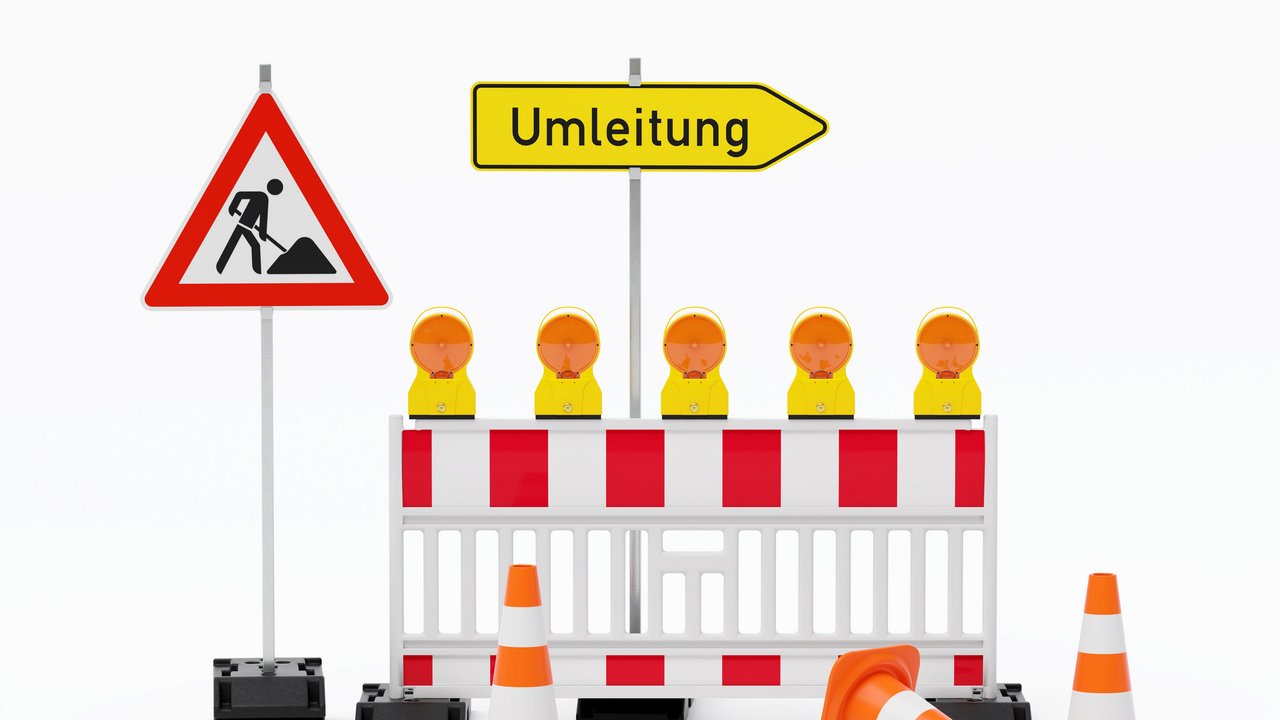 Symboldbild Baustelle mit Umleitung Einzelne Absturzsicherung mit 5 Bakenleuchten gelb-orange, Fußplatten, Schild Baustelle, Schild Umleitung rechtsweisend auf Pfosten steht daneben und Verkehrshütchen Pylone - freigestellt