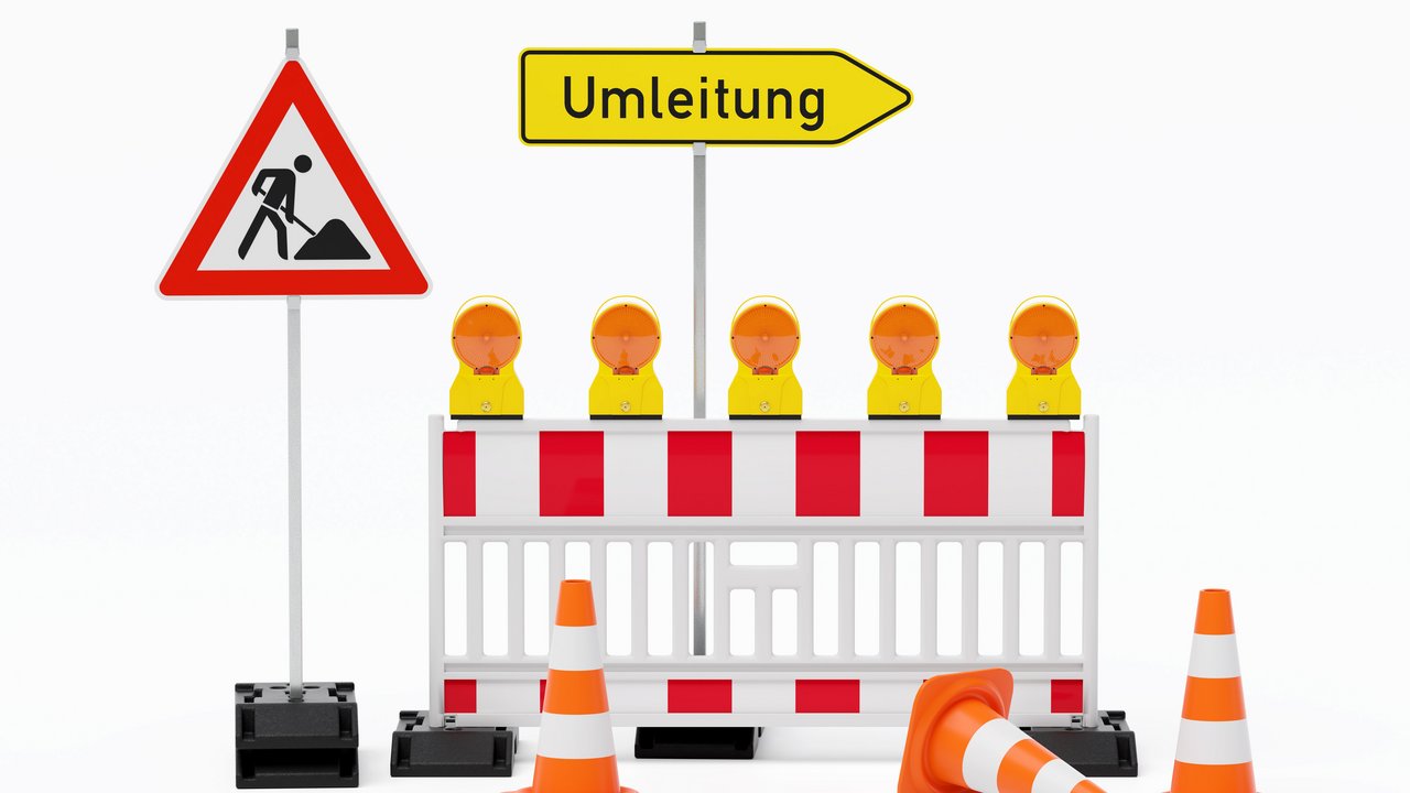 Einzelne Absturzsicherung mit 5 Bakenleuchten gelb-orange, Fußplatten, Schild Baustelle, Schild Umleitung rechtsweisend auf Pfosten steht daneben und Verkehrshütchen Pylone - freigestellt 