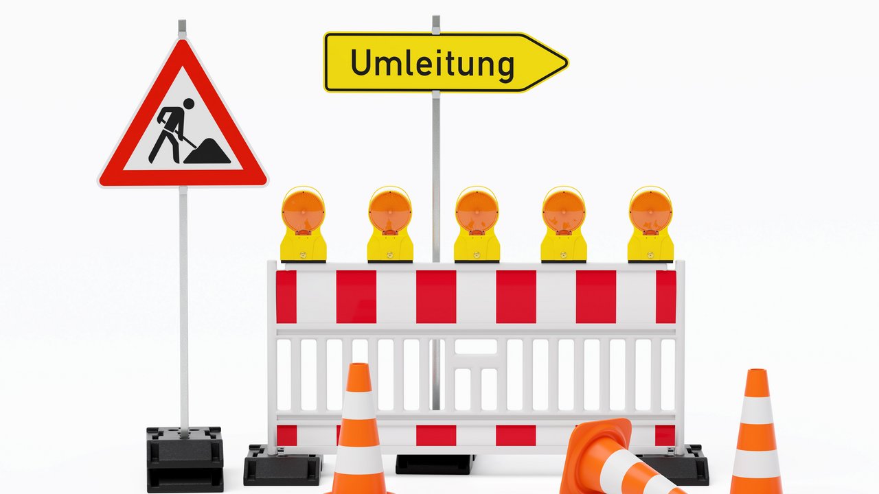 Symboldbild Baustelle mit Umleitung Einzelne Absturzsicherung mit 5 Bakenleuchten gelb-orange, Fußplatten, Schild Baustelle, Schild Umleitung rechtsweisend auf Pfosten steht daneben und Verkehrshütchen Pylone - freigestellt