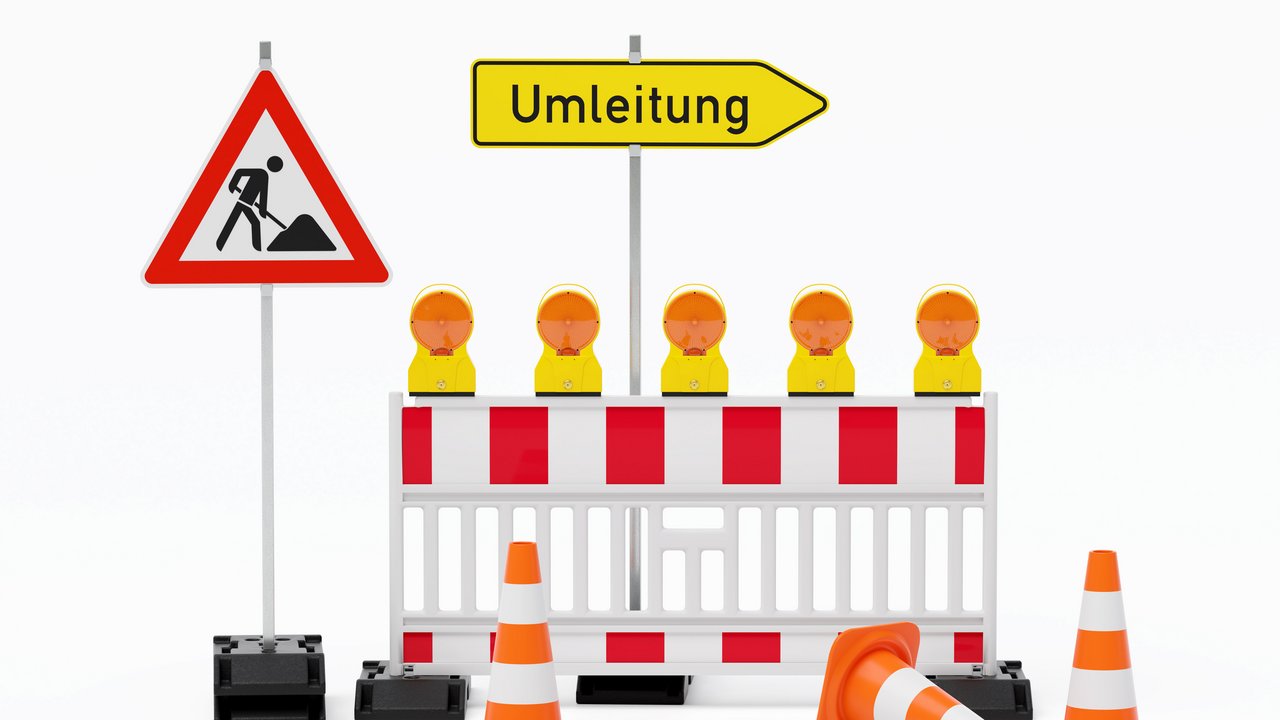 Einzelne Absturzsicherung mit 5 Bakenleuchten gelb-orange, Fußplatten, Schild Baustelle, Schild Umleitung rechtsweisend auf Pfosten steht daneben und Verkehrshütchen Pylone - freigestellt 